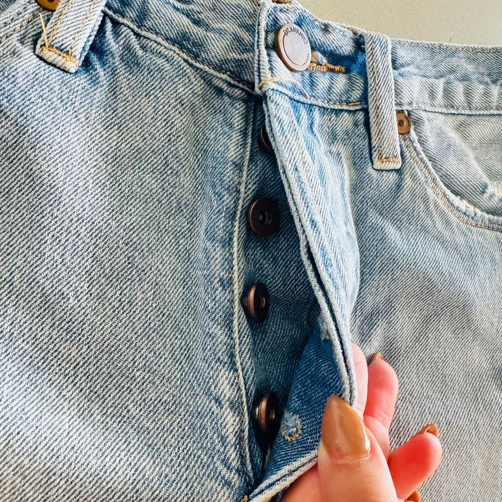 ANTHROPOLOGIE BLANKNYC Distressed Light Wash Blue Denim $88 Cutoffs Shorts 27 - Picture 4 of 13